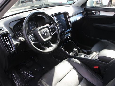 Used 2019 Volvo XC40 T5 Momentum image 3
