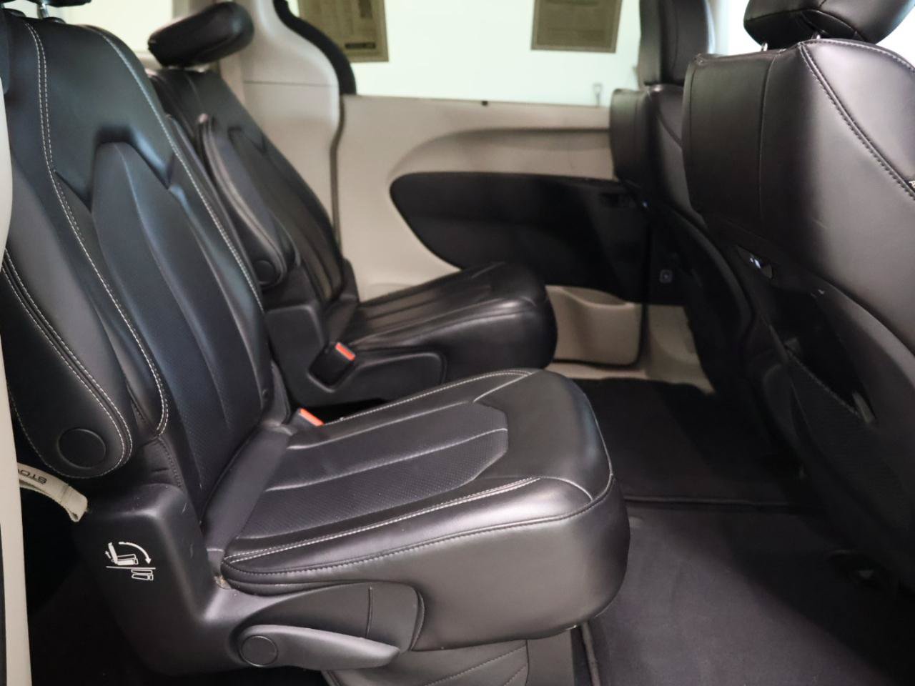 Used 2025 Chrysler Pacifica Select FWD image 45