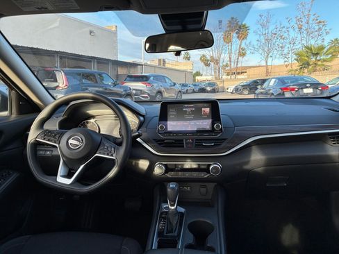 Used 2025 Nissan Altima 2.5 SV image 38