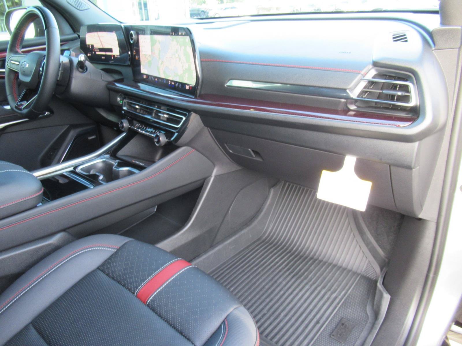 Used 2026 Chevrolet Traverse RS FWD image 12