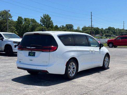 Used 2026 Chrysler Pacifica Limited FWD image 5