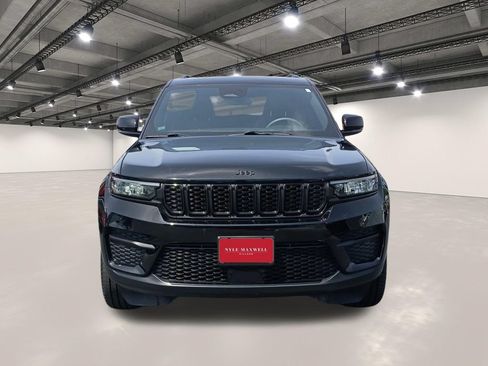 Used 2024 Jeep Grand Cherokee Altitude AWD/4WD image 18