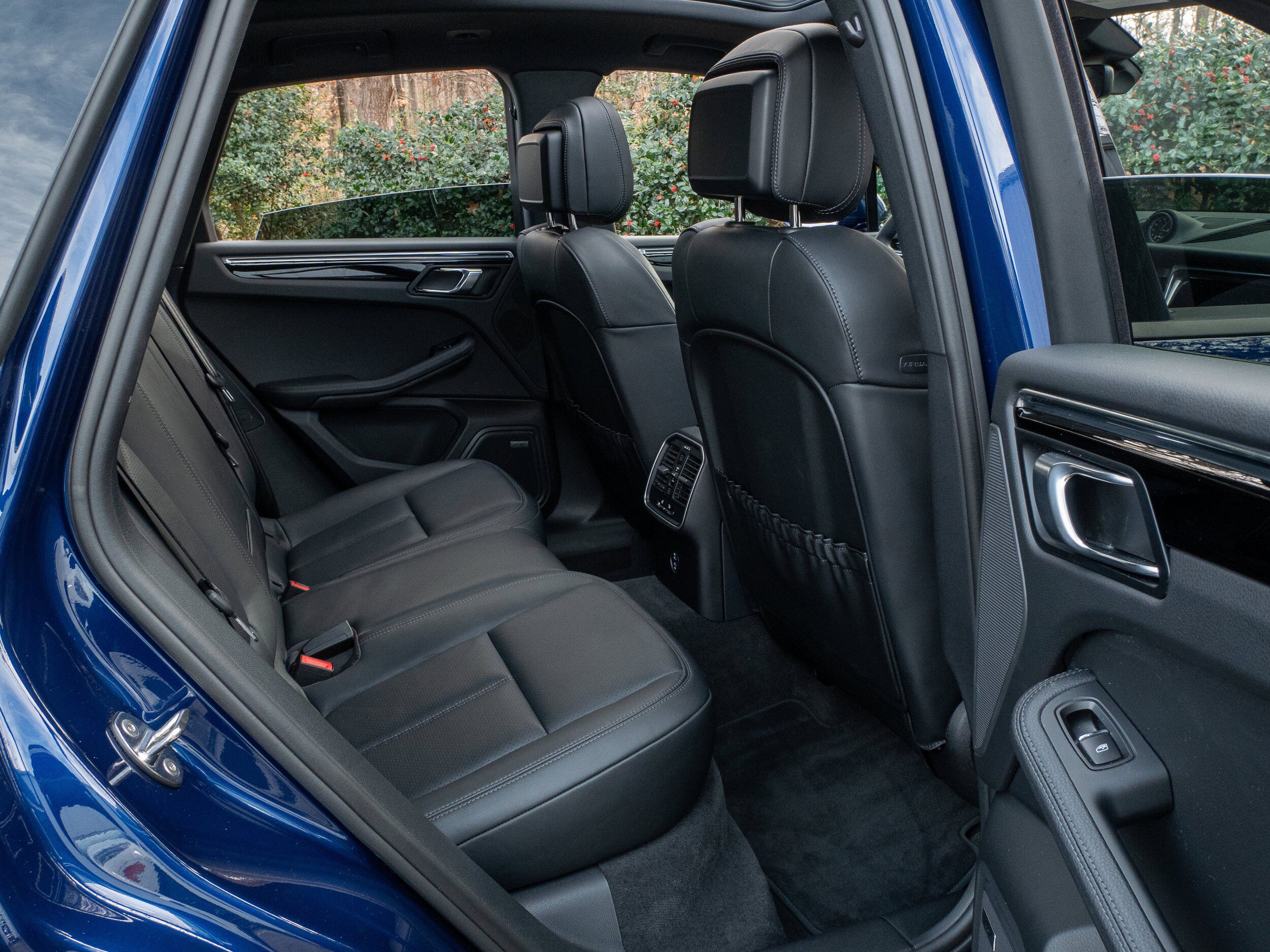 Certified 2025 Porsche Macan AWD/4WD image 40