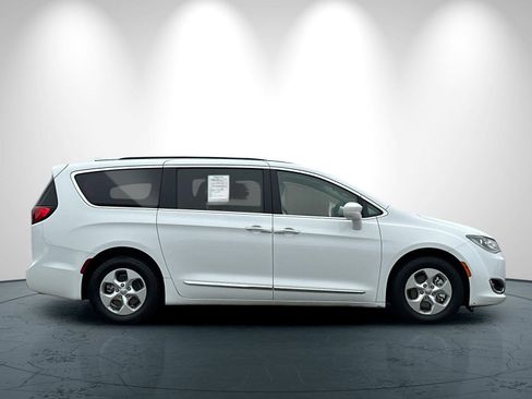 Used 2018 Chrysler Pacifica Touring-L image 3
