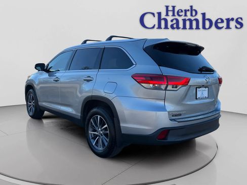 Used 2019 Toyota Highlander XLE image 3