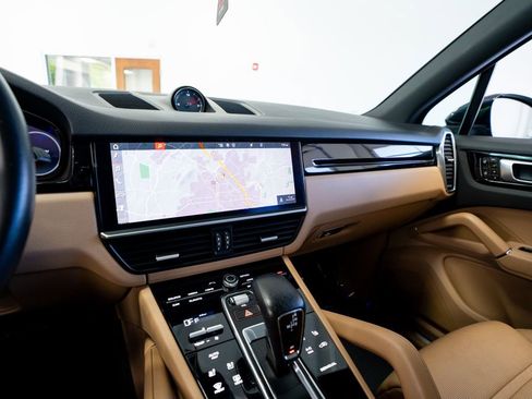 Used 2021 Porsche Cayenne image 38