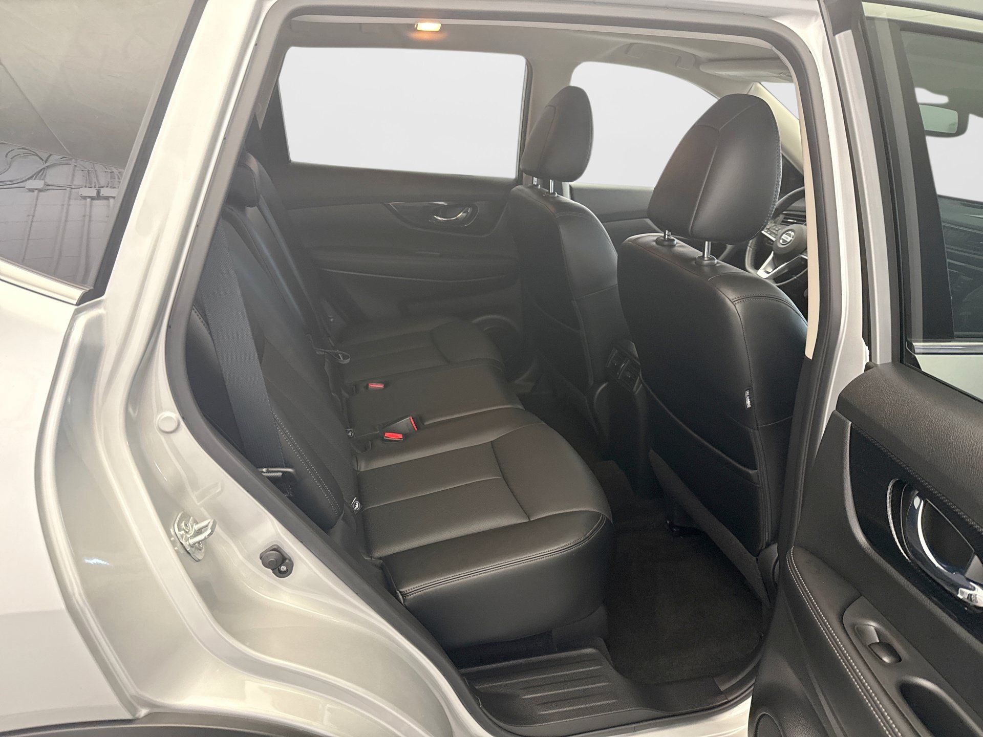 Used 2018 Nissan Rogue SL w/ Premium Package AWD/4WD image 18