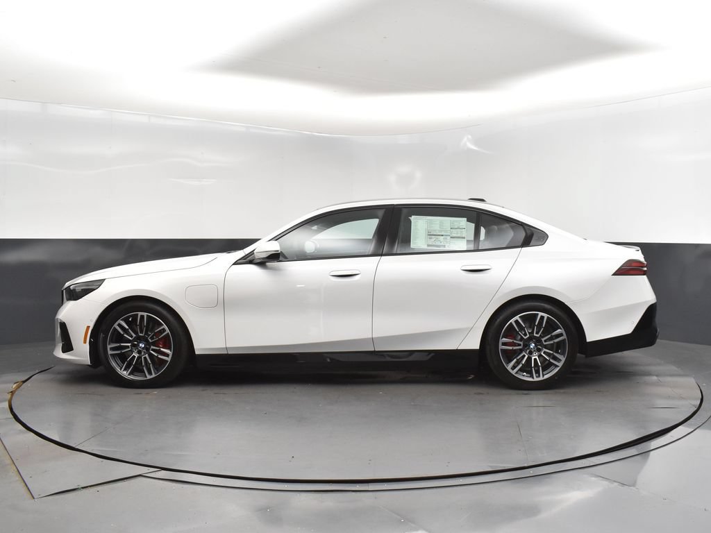Used 2026 BMW 550e xDrive w/ Premium Package AWD/4WD image 4