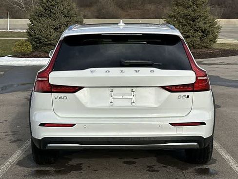 Used 2025 Volvo V60 B5 Cross Country Plus image 4