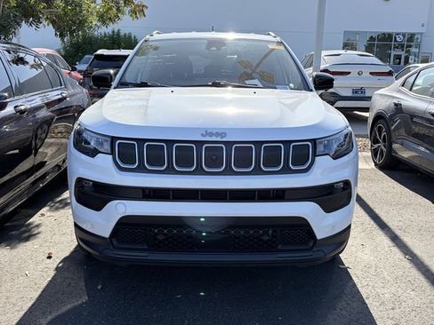 Used 2022 Jeep Compass Latitude w/ Convenience Group FWD image 2