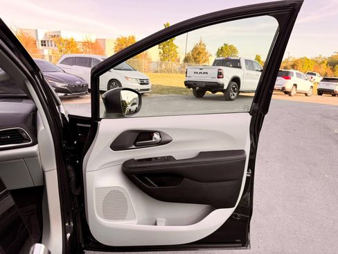 Used 2023 Chrysler Pacifica Touring-L FWD image 30