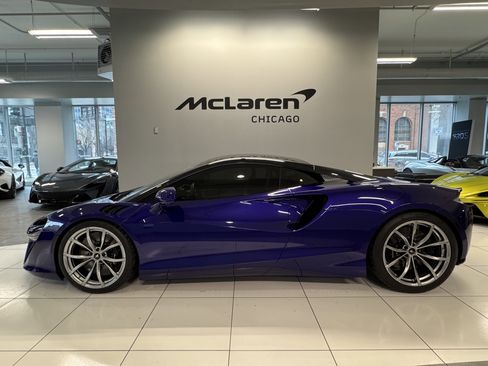 Used 2023 McLaren Artura image 1