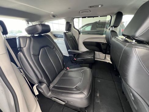 Used 2024 Chrysler Pacifica Touring-L FWD image 18
