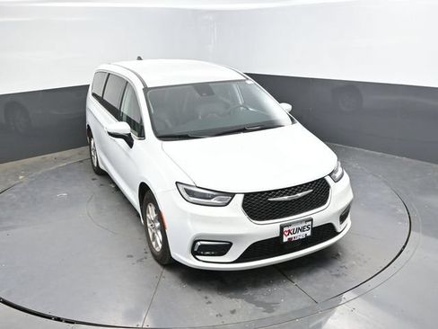 Used 2023 Chrysler Pacifica Touring-L FWD image 42