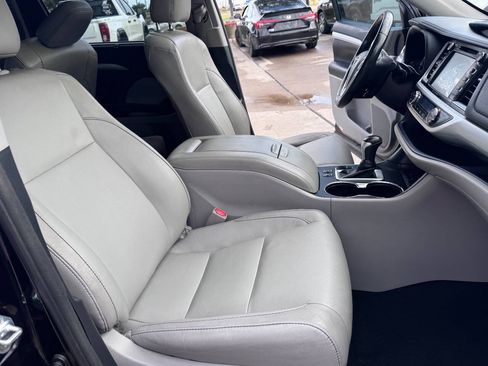 Used 2017 Toyota Highlander XLE FWD image 22