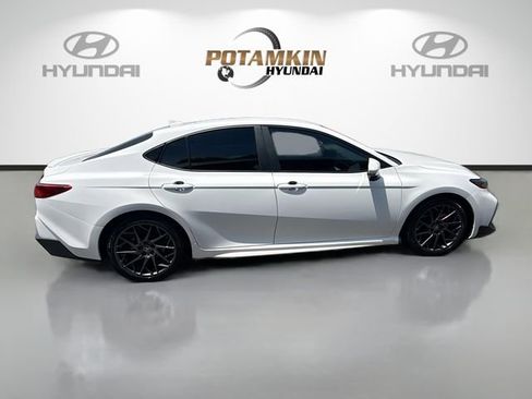 Used 2025 Toyota Camry SE w/ Convenience Package FWD image 4