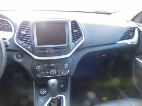Used 2017 Jeep Cherokee Trailhawk AWD/4WD image 9