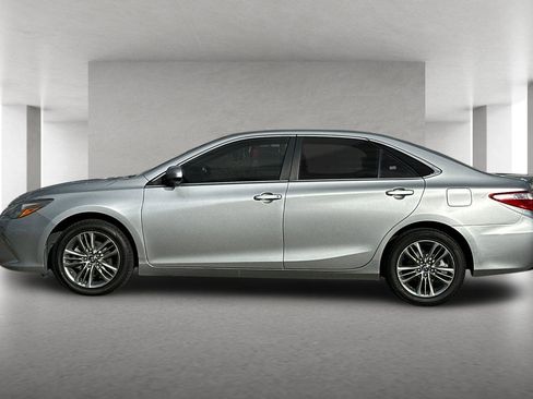 Used 2017 Toyota Camry SE image 7