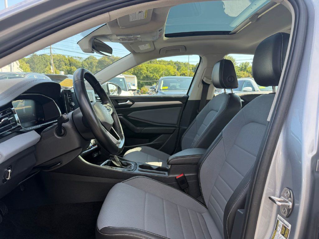 Used 2025 Volkswagen Jetta SE FWD image 9