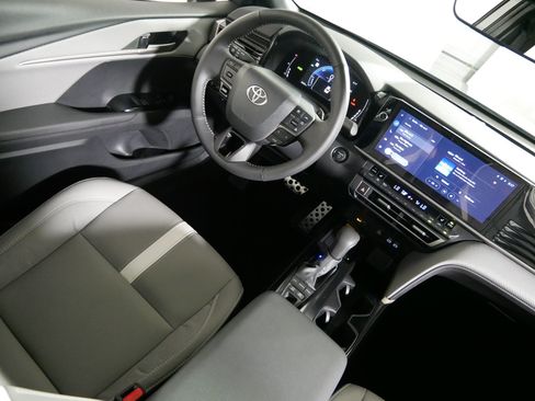 Used 2026 Toyota Camry SE AWD/4WD image 9