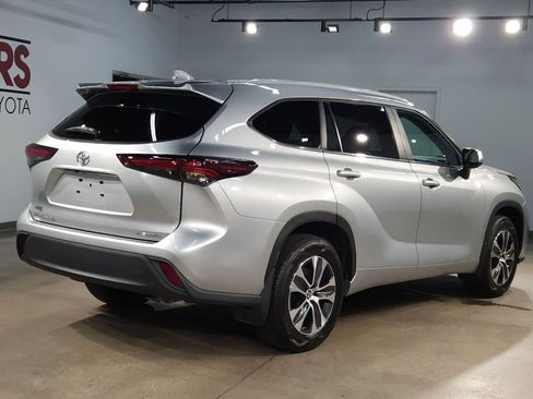 Used 2024 Toyota Highlander XLE image 7