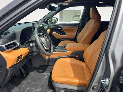 New 2026 Toyota Highlander Platinum AWD/4WD image 9