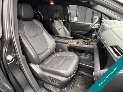 Used 2025 Toyota Sienna Platinum image 4