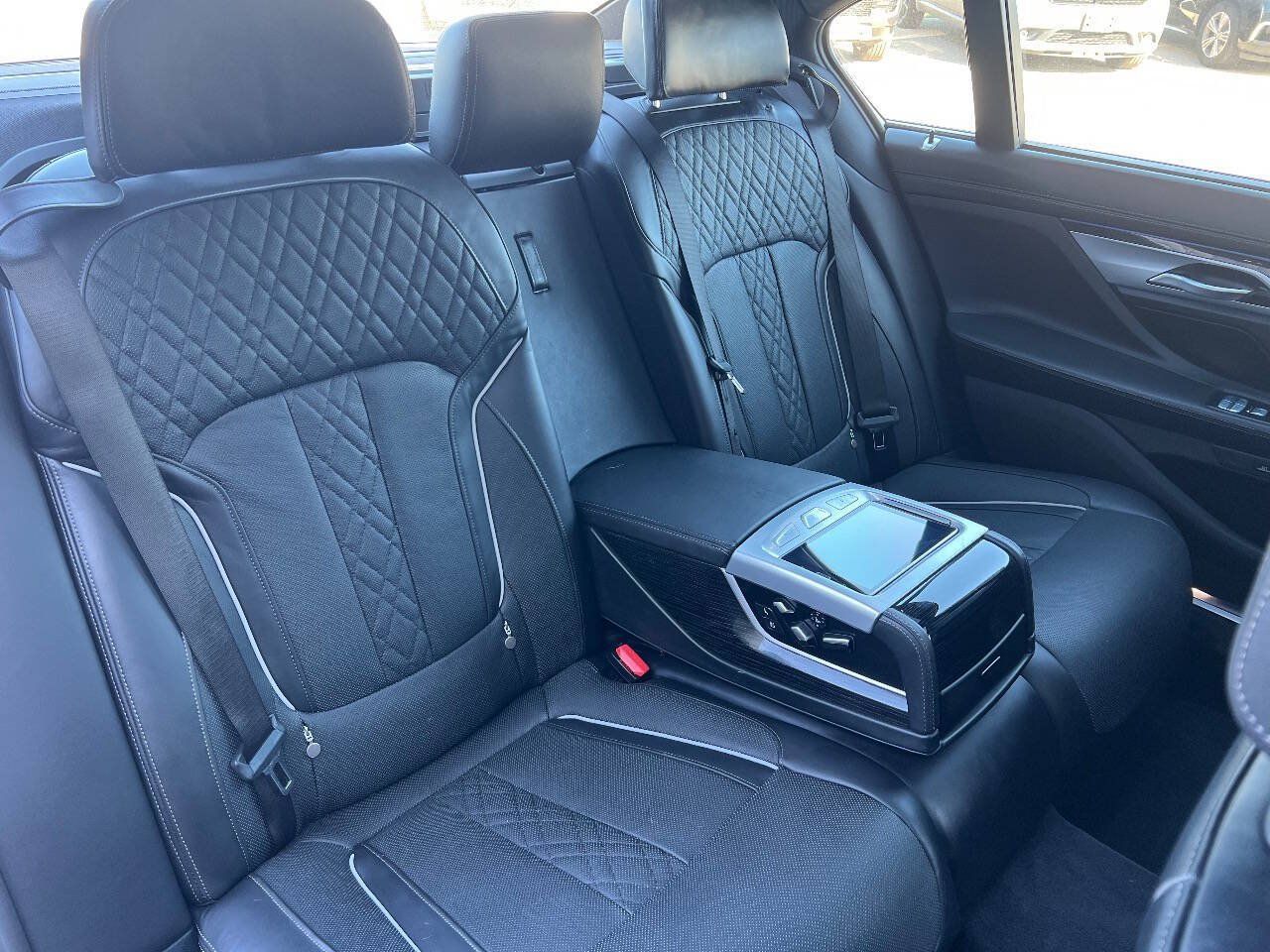 Used 2020 BMW 750i xDrive w/ Executive Package AWD/4WD image 27