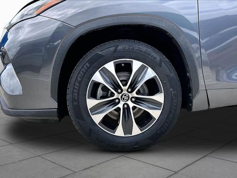 Used 2021 Toyota Highlander XLE FWD image 11