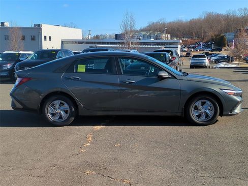 New 2026 Hyundai Elantra SE image 2