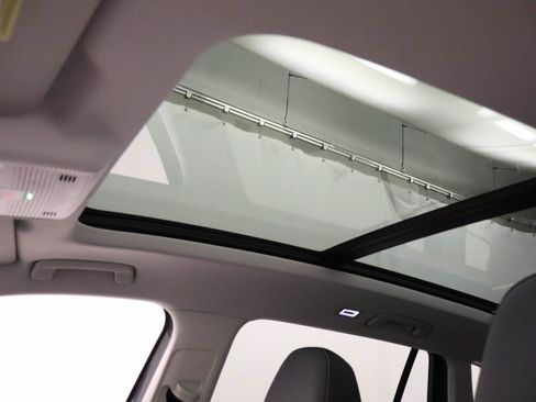 Used 2025 Volkswagen Tiguan SE w/ Panoramic Sunroof Package AWD/4WD image 20