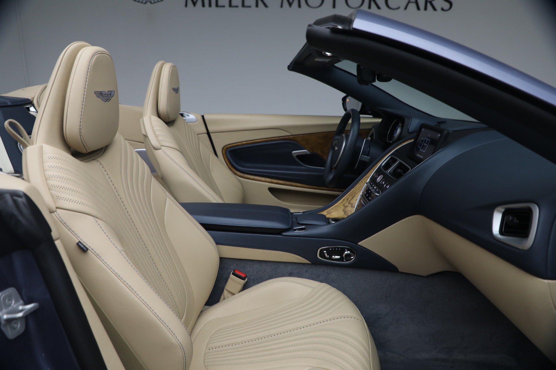 Used 2022 Aston Martin DB11 Volante RWD image 35
