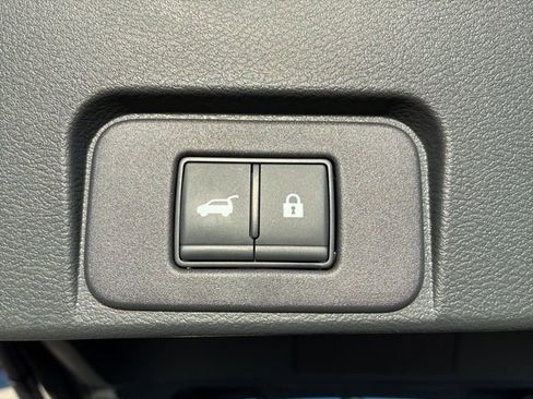 Used 2025 Nissan Rogue SV w/ SV Premium Package image 8