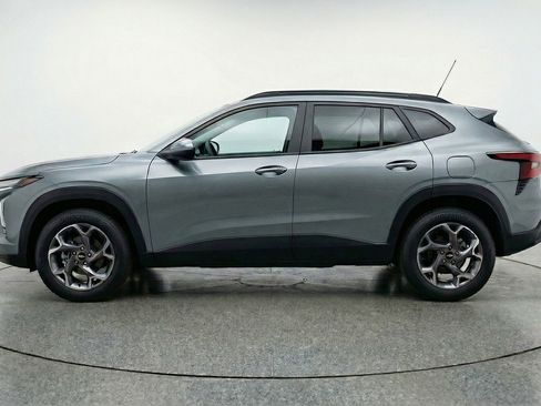 Used 2025 Chevrolet Trax LT FWD image 11