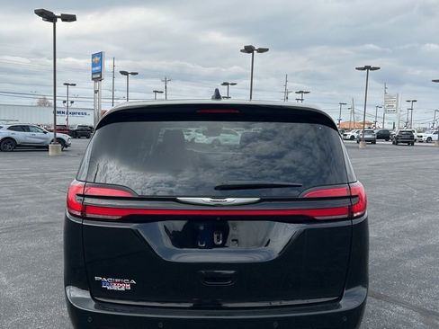 Used 2024 Chrysler Pacifica Touring-L image 12