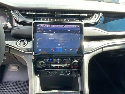 Used 2023 Jeep Grand Cherokee Trailhawk image 17