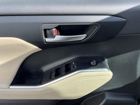 Certified 2024 Toyota Highlander XLE image 13