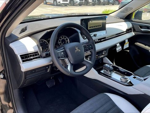 New 2025 Mitsubishi Outlander SE image 6