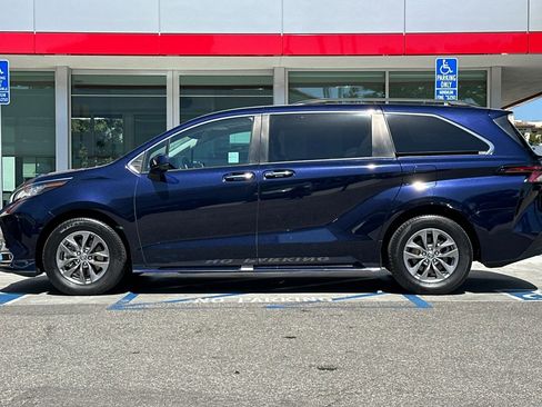 Used 2023 Toyota Sienna XLE FWD image 7