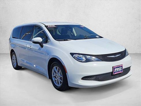 Used 2023 Chrysler Voyager LX image 3