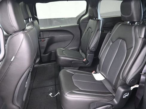 New 2027 Chrysler Pacifica Select FWD image 11
