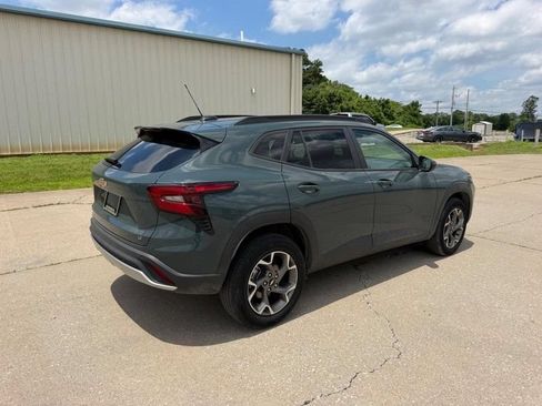 Used 2025 Chevrolet Trax LT w/ Driver Confidence Package FWD image 3