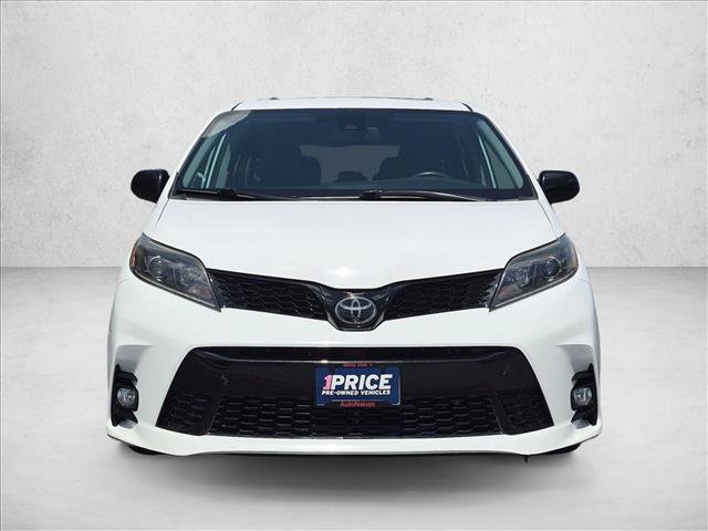Used 2020 Toyota Sienna SE w/ SE Preferred Package FWD image 3