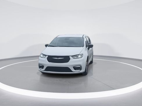 Used 2024 Chrysler Pacifica Touring-L image 3