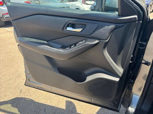 Used 2025 Nissan Rogue SV FWD image 18