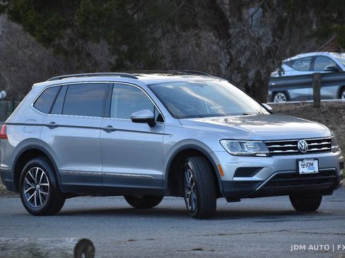 Used 2020 Volkswagen Tiguan SE w/ Panoramic Sunroof Package image 4