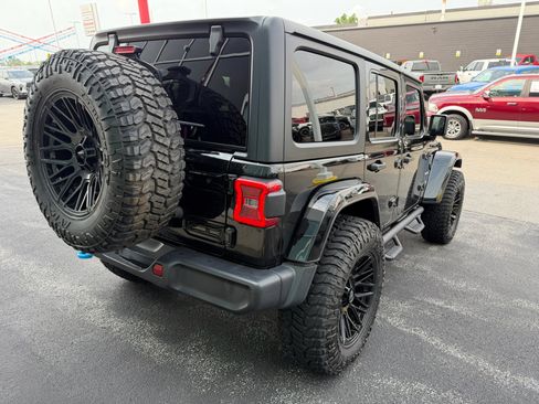 Used 2022 Jeep Wrangler Unlimited Sahara w/ Cold Weather Group AWD/4WD image 4