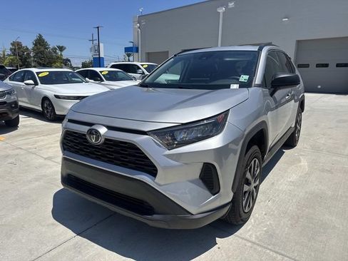 Used 2021 Toyota RAV4 LE AWD/4WD image 3