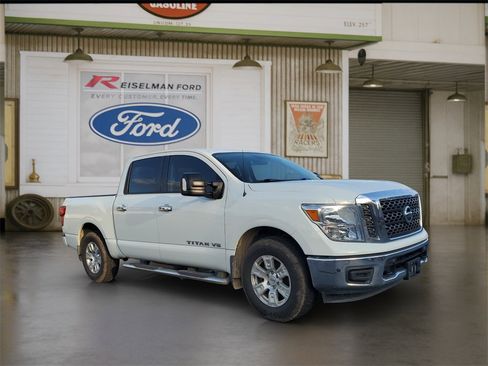 Used 2018 Nissan Titan SV w/ SV Convenience Package image 1