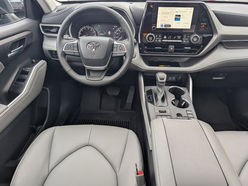 Used 2026 Toyota Highlander XLE image 19